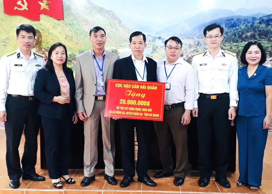Cục Hậu cần Hải quân tặng 20 triệu đồng hỗ trợ xây dựng Nông thôn mới cho xã Đông Hà, huyện Quản Bạ.