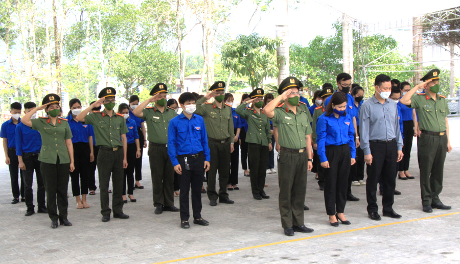 Đại diện các cơ quan, đơn vị và ĐVTN các Chi đoàn dành một phút mặc niệm trước anh linh các Anh hùng Liệt sỹ
