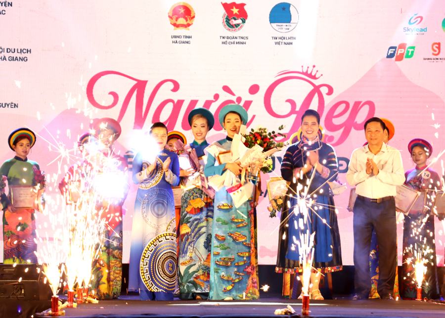 Ban tổ chức trao giải Nhất cho thí sinh Tạ Thuỳ Trang.
