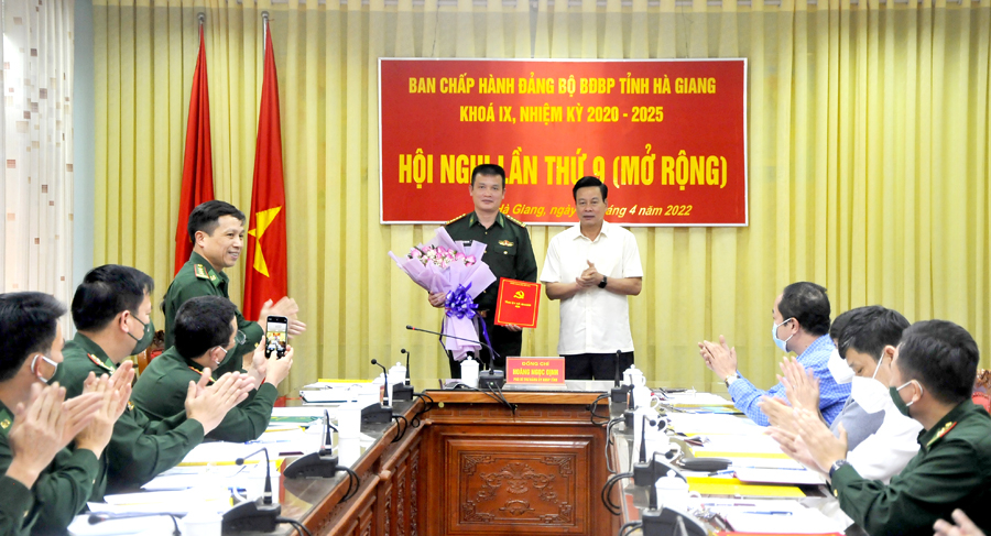 Chủ tịch UBND tỉnh Nguyễn Văn Sơn trao quyết định của BTV Tỉnh ủy và tặng hoa chúc mừng đại tá Hoàng Ngọc Định, Chỉ huy trưởng Bộ Chỉ huy BĐBP tỉnh.