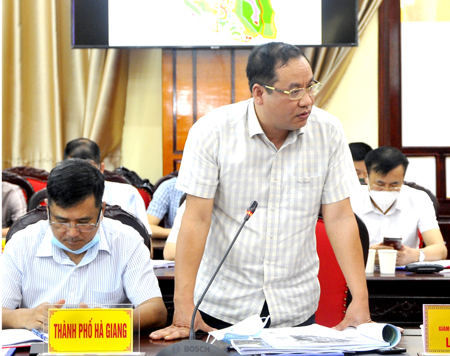 Giám đốc Sở Giao thông Lê Minh Đức đề nghị đơn vị tư vấn nghiên cứu nắn chỉnh hướng tuyến một số tuyến đường theo địa hình và hiện trạng sử dụng để đảm bảo an toàn.