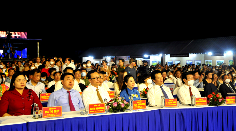 Nguyên Chủ tịch nước Trương Tấn Sang và các đồng chí lãnh đạo tỉnh dự lễ khai mạc chợ Phong lưu Khâu Vai
