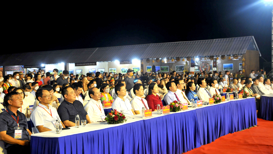 Các đồng chí lãnh đạo tỉnh và đại biểu dự lễ khai mạc Chợ Phong lưu Khâu Vai.
