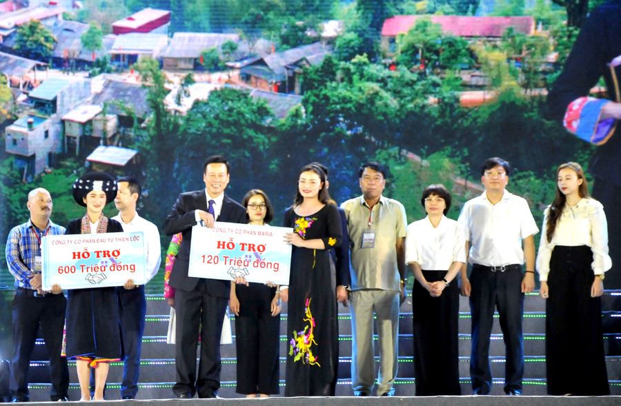 Chủ tịch UBND tỉnh Nguyễn Văn Sơn tiếp nhận tiền hỗ trợ của các công ty, doanh nghiệp.
