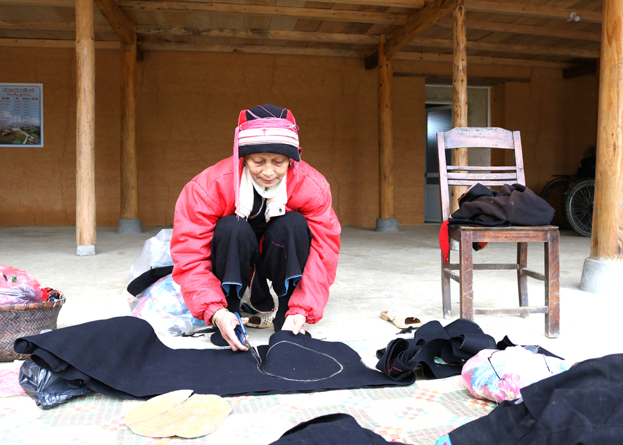 Phụ nữ dân tộc Dao tại thôn Nặm Đăm, xã Quản Bạ làm sản phẩm du lịch.
