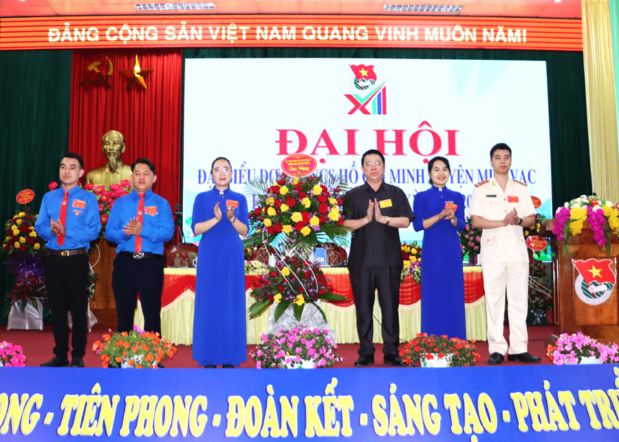 Trưởng Ban Dân vận Tỉnh ủy Trần Mạnh Lợi tặng hoa chúc mừng Đại hội.
