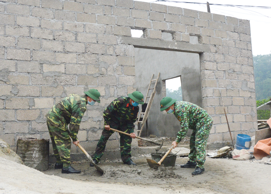 Ban CHQS huyện Hoàng Su Phì giúp người dân xây dựng nhà ở.
