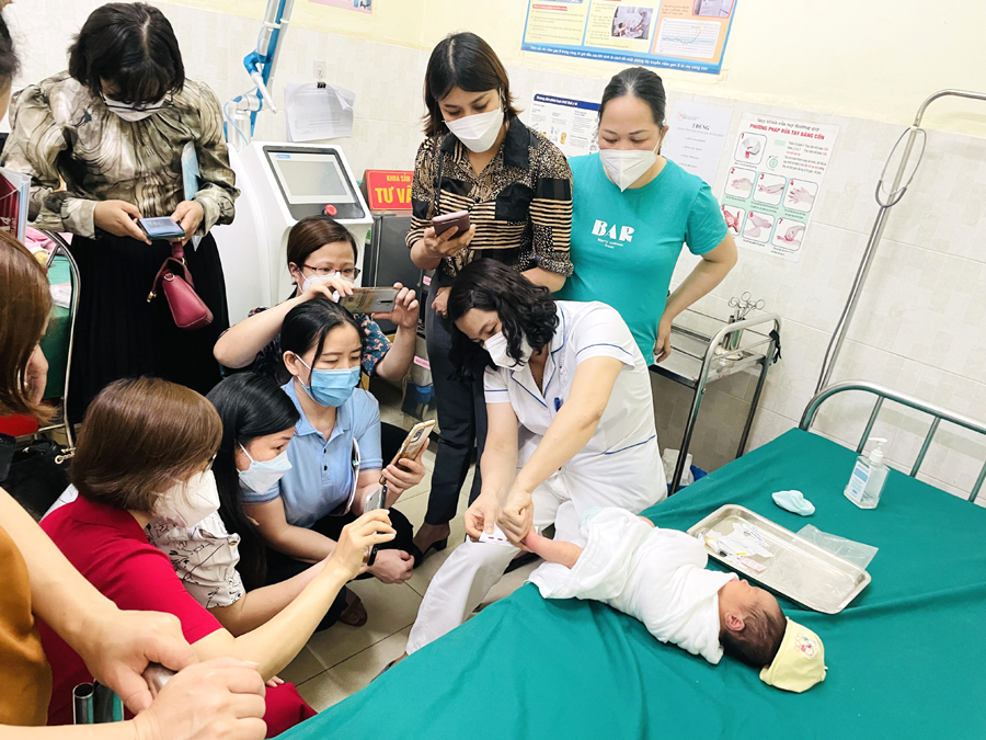 Bác sĩ Bệnh viện Đa khoa tỉnh Hà Giang hướng dẫn thực hành lấy mẫu máu gót chân sàng lọc sơ sinh