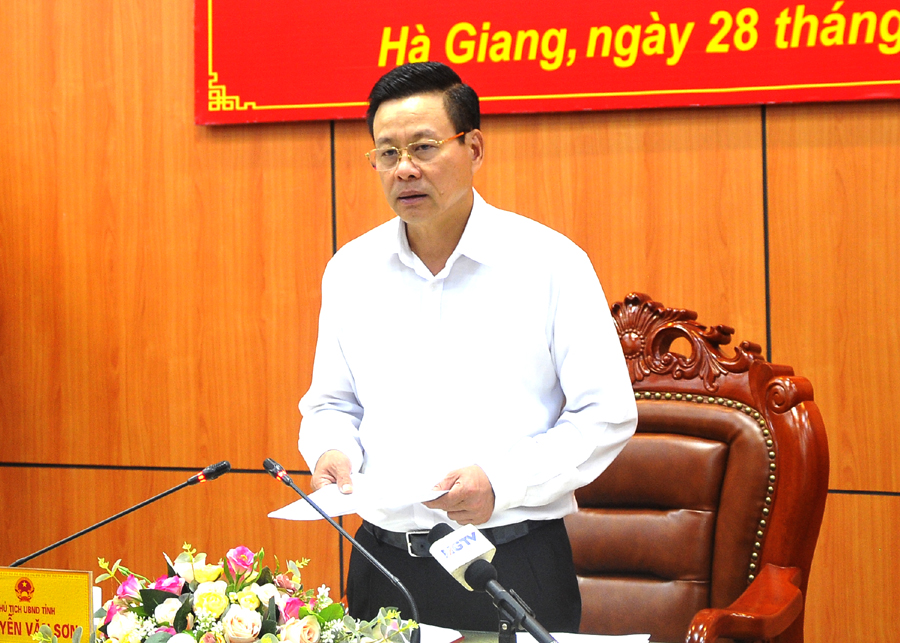 Chủ tịch UBND tỉnh Nguyễn Văn Sơn phát biểu tại phiên họp.
