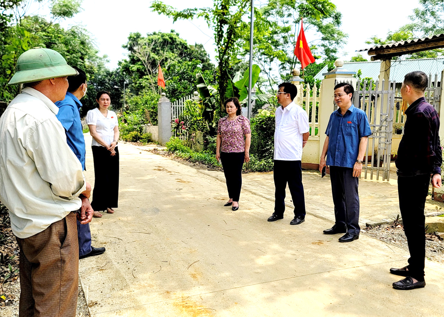 Chủ nhiệm Chủ nhiệm UBKT Tỉnh ủy Trần Quang Minh kiểm tra tuyến đường bê tông tại thôn An Dương, xã Hùng An.
