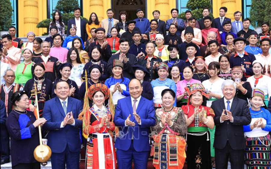 Chủ tịch nước Nguyễn Xuân Phúc gặp mặt Đoàn đại biểu già làng, trưởng bản, nghệ nhân người dân tộc thiểu số tiêu biểu.