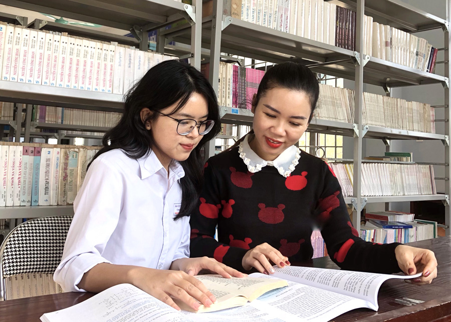 Quỳnh Anh trong một giờ ôn tập với cô Chu Hồng Vân - giáo viên phụ trách đội tuyển Học sinh giỏi Quốc gia môn Ngữ văn, trường THPT Chuyên Hà Giang
