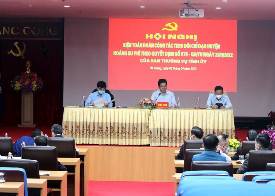 Chủ tịch Ủy ban MTTQ tỉnh Vàng Seo Cón, Trưởng đoàn công tác chủ trì thảo luận tại hội nghị.
