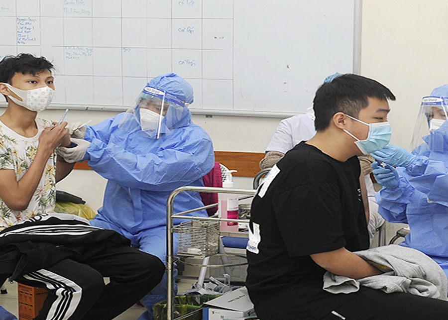 Tiêm vắc-xin ngừa Covid-19 cho học sinh tại quận Hoàn Kiếm, Hà Nội. (