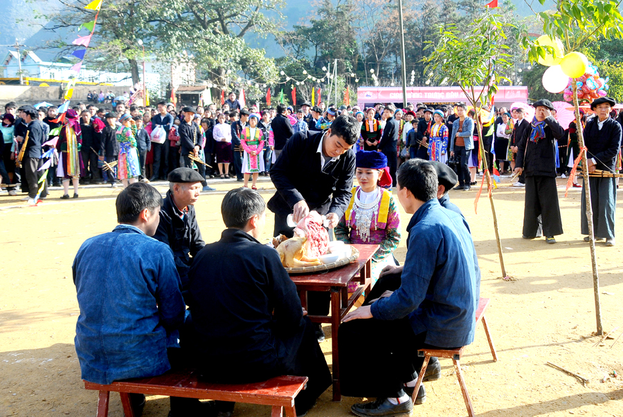 Trình diễn lễ hội Gầu Tào của đồng bào Mông ở Mèo Vạc.        