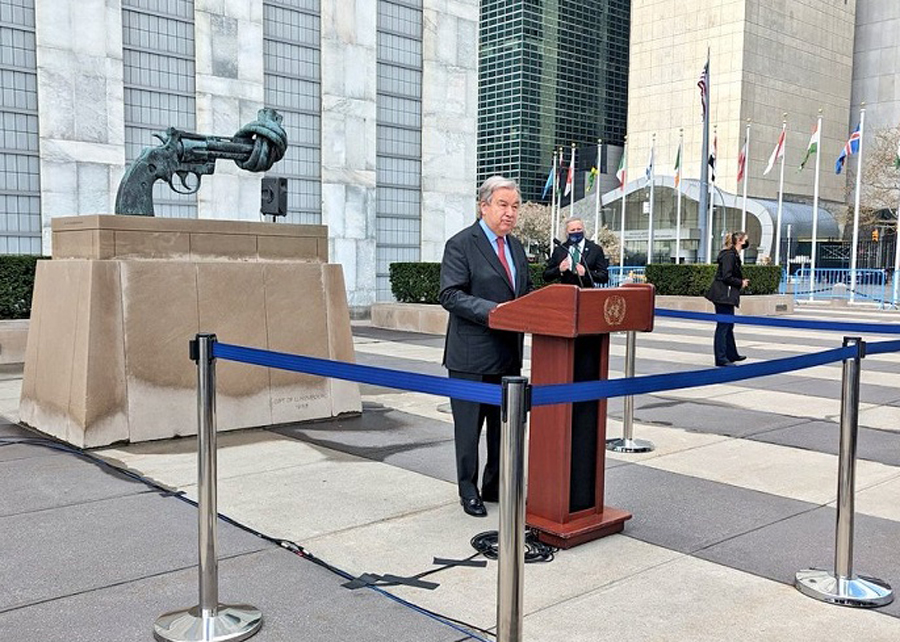 Tổng Thư ký Liên hợp quốc Antonio Guterres phát biểu trước tác phẩm điêu khắc nổi tiếng “Không bạo lực” với biểu tượng nòng súng bị vặn xoắn thắt nút, đặt tại Trụ sở Liên hợp quốc ở New York, Mỹ, ngày 19/4/2022.