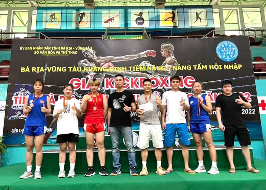 Huấn luyện viên và các VĐV đoàn Hà Giang tham gia giải.