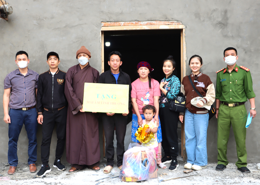 Đoàn từ thiện Bắc Ninh bàn giao công trình nhà ở cho gia đình ông Hờ Mí Già, thôn Pải Lủng.
