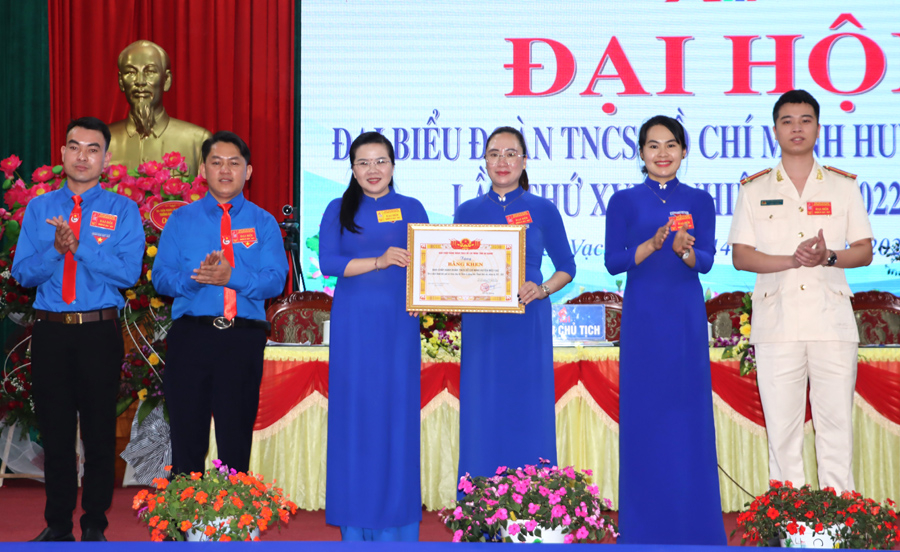 Bí thư Tỉnh đoàn Đỗ Thị Hương tặng Bằng khen cho Huyện đoàn Mèo Vạc vì có thành tích xuất sắc trong công tác Đoàn và phong trào thanh thiếu nhi nhiệm kỳ 2017 – 2022.
