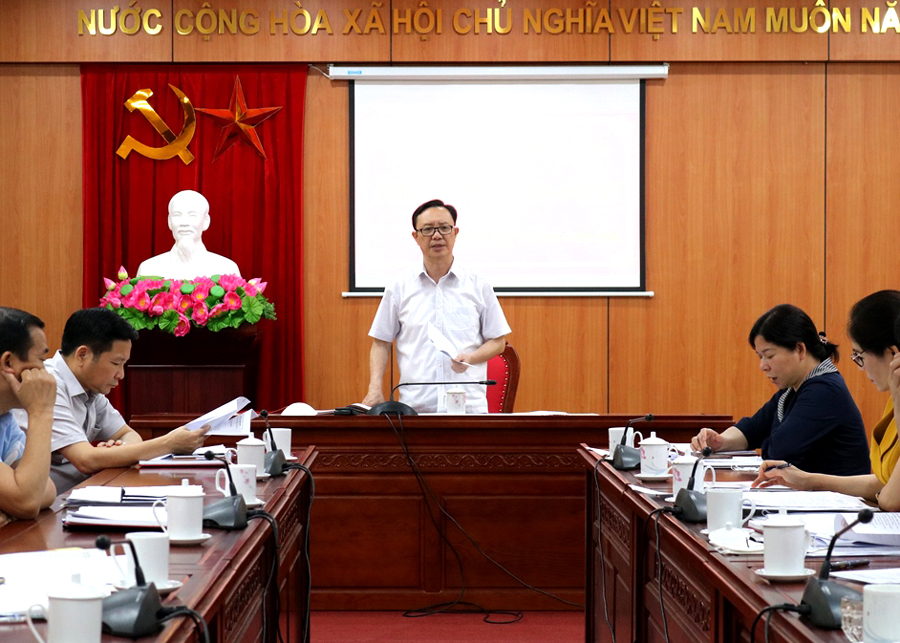 Chủ tịch HĐND tỉnh Thào Hồng Sơn phát biểu kết luận phiên họp.
