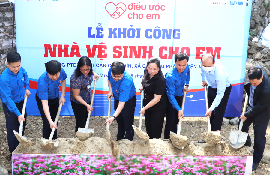 Các đại biểu thực hiện khởi công công trình nhà vệ sinh tại Trường Phổ thông Dân tộc Bán trú Tiểu học xã Cán Chu Phìn.
