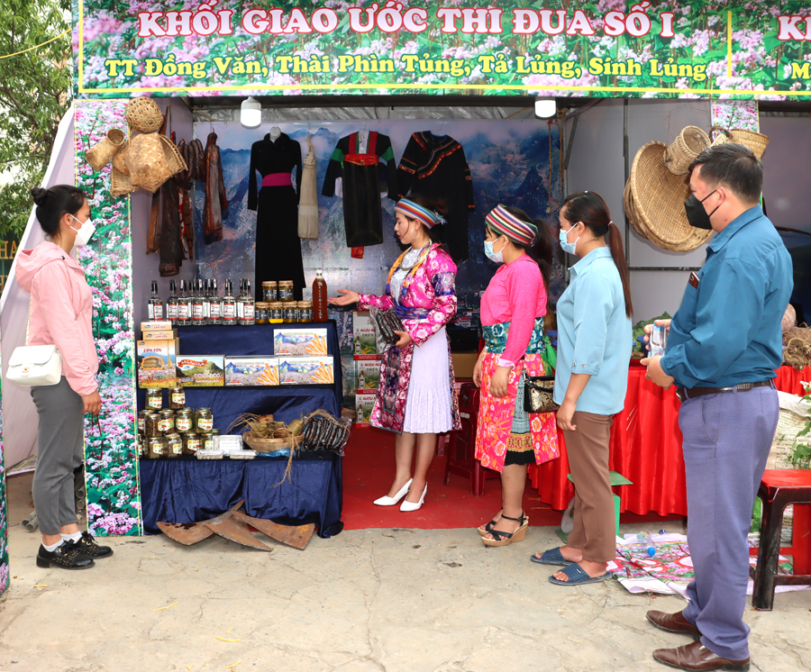 Du khách tham quan các gian hàng trưng bày sản phẩm tiêu biểu của huyện Đồng Văn.

