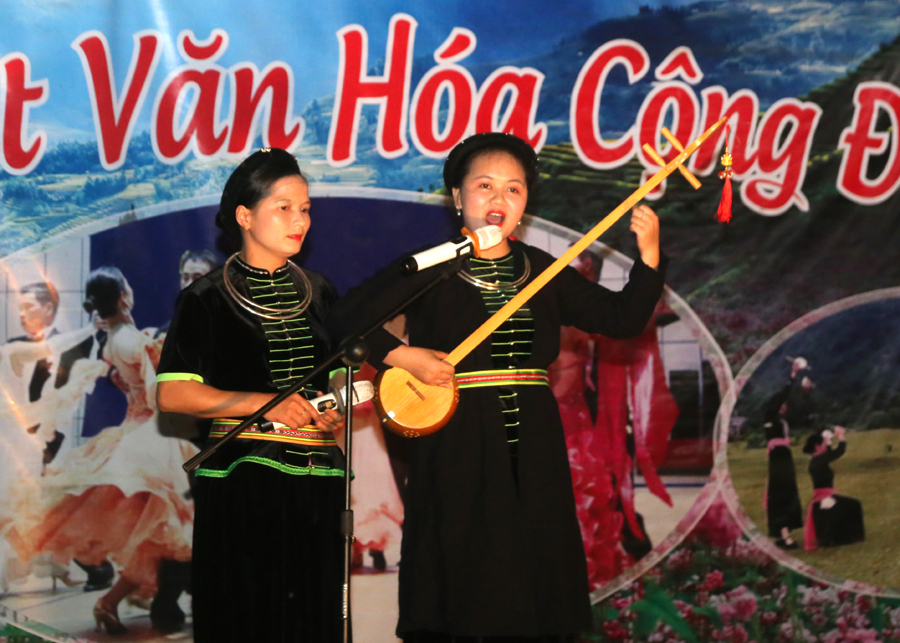 Tiết mục hát then do nghệ nhân dân gian Làng văn hóa du lịch thôn Tha biểu diễn.
