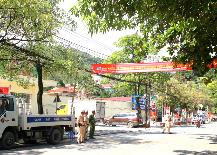 Cảnh sát giao thông, Công an huyện Yên Minh tuần tra, giữ thông suốt trên các tuyến đường.
