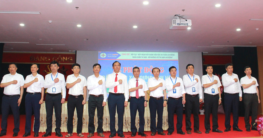 Lãnh đạo Công ty Điện lực Hà Giang và các trưởng phòng nghiệp vụ, Giám đốc điện lực các huyện, thành phố tuyên thệ thực hiện an toàn và kỷ luật lao động