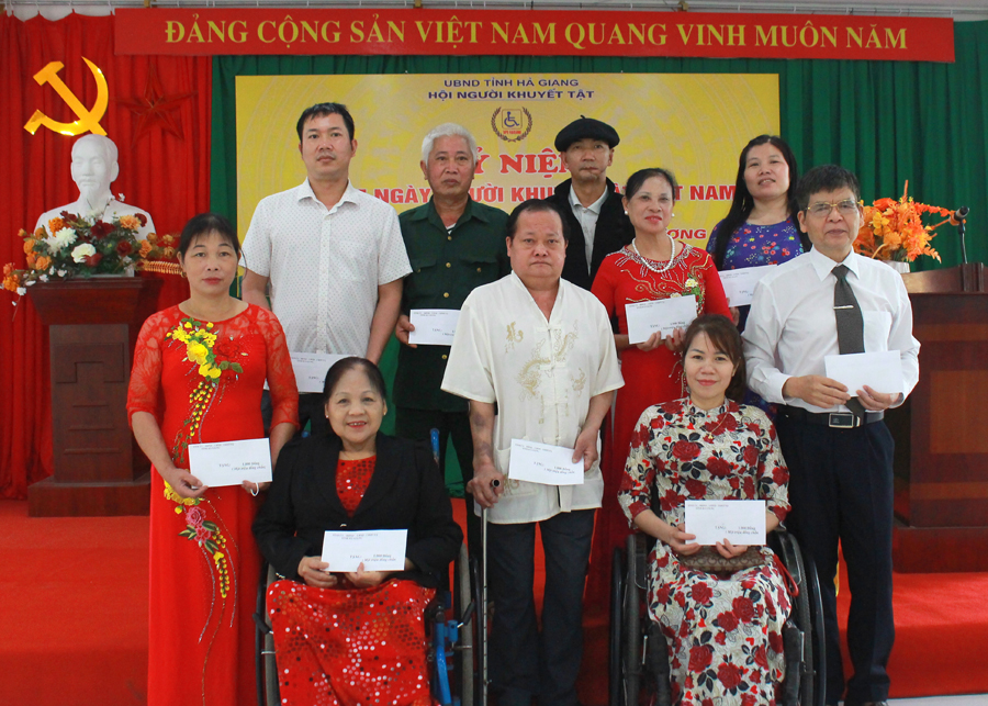 Lãnh đạo Hội NKT tỉnh trao quà của tỉnh cho các hội viên tiêu biểu
