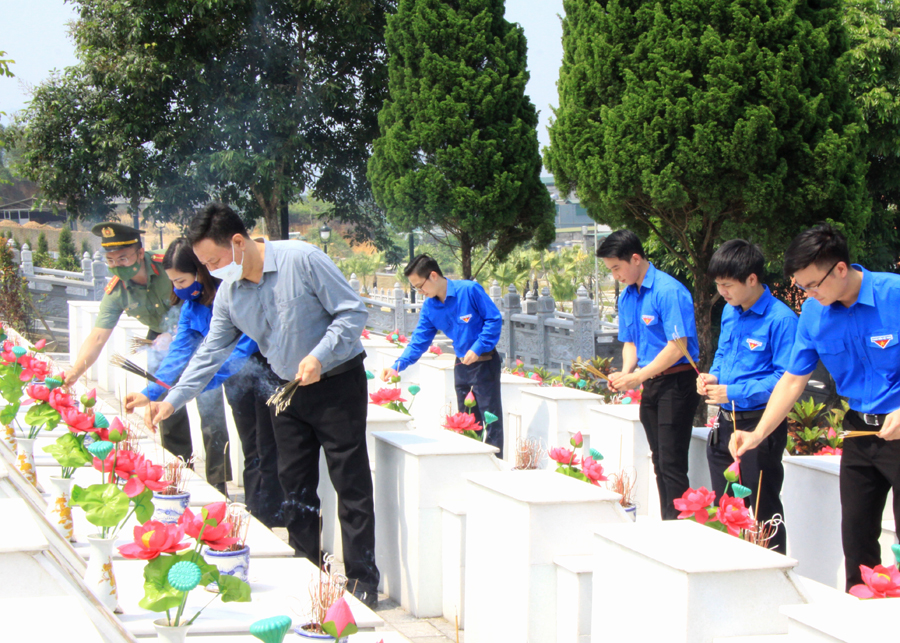 ĐVTN thắp hương tưởng nhớ các Anh hùng Liệt sỹ tại Nghĩa trang Liệt sỹ Quốc gia Vị Xuyên
