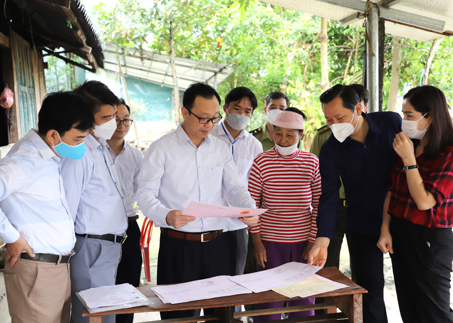 Đoàn kiểm tra việc cấp giấy CNQSDĐ đối với các hộ dân tại thôn Tả Luồng, xã Thượng Tân.

