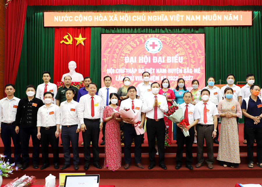 Lãnh đạo huyện Bắc Mê tặng hoa chúc mừng BCH Hội CTĐ huyện khóa mới.
