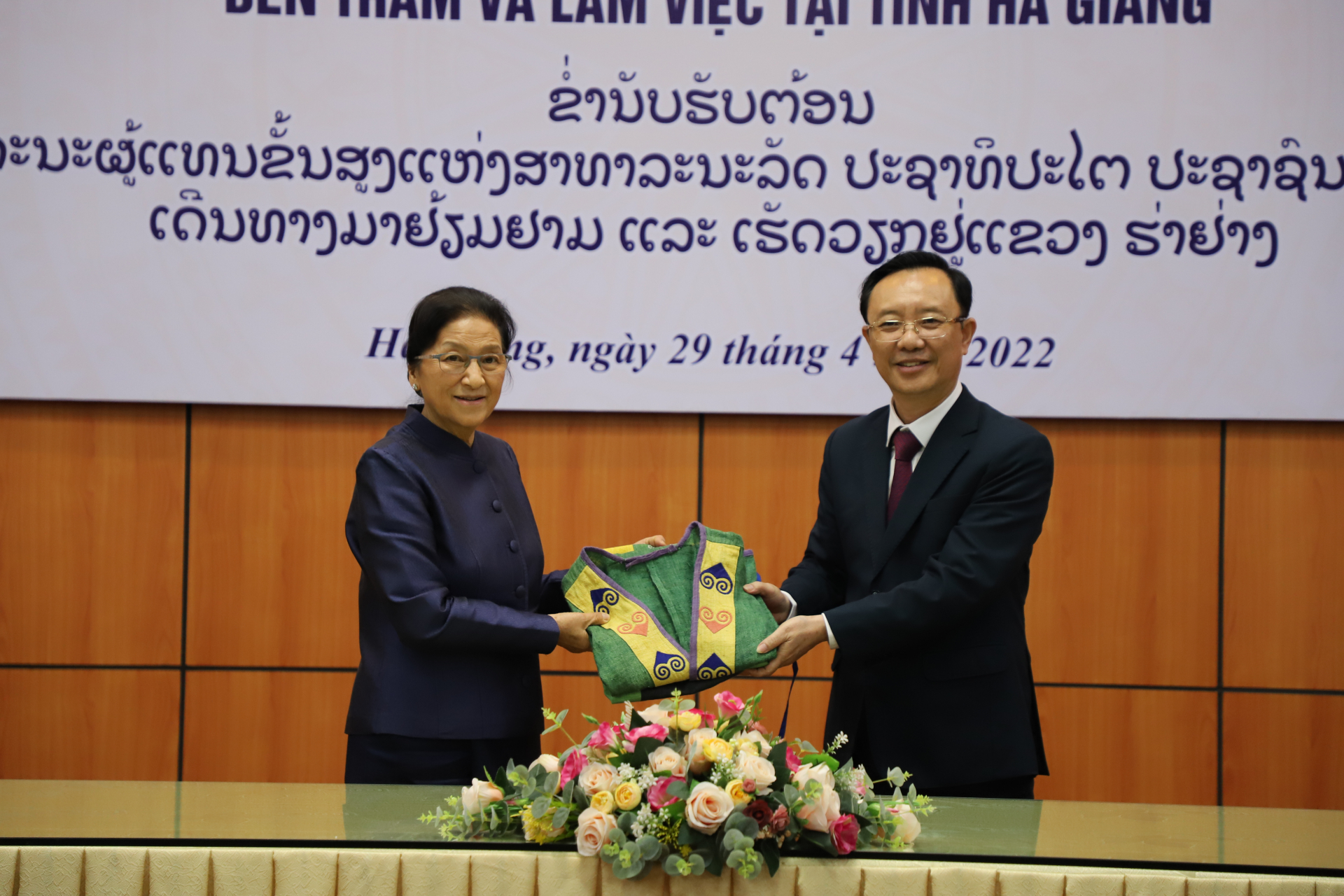 Đồng chí Thào Hồng Sơn, Phó Bí thư Tỉnh ủy, Chủ tịch HĐND tỉnh trao quà cho Phó Chủ tịch nước CHDCND Lào.
