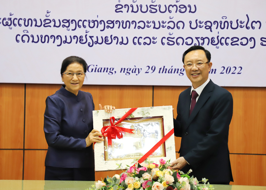 Phó Chủ tịch nước CHDCND Lào Pany Yathotu trao quà cho tỉnh Hà Giang.