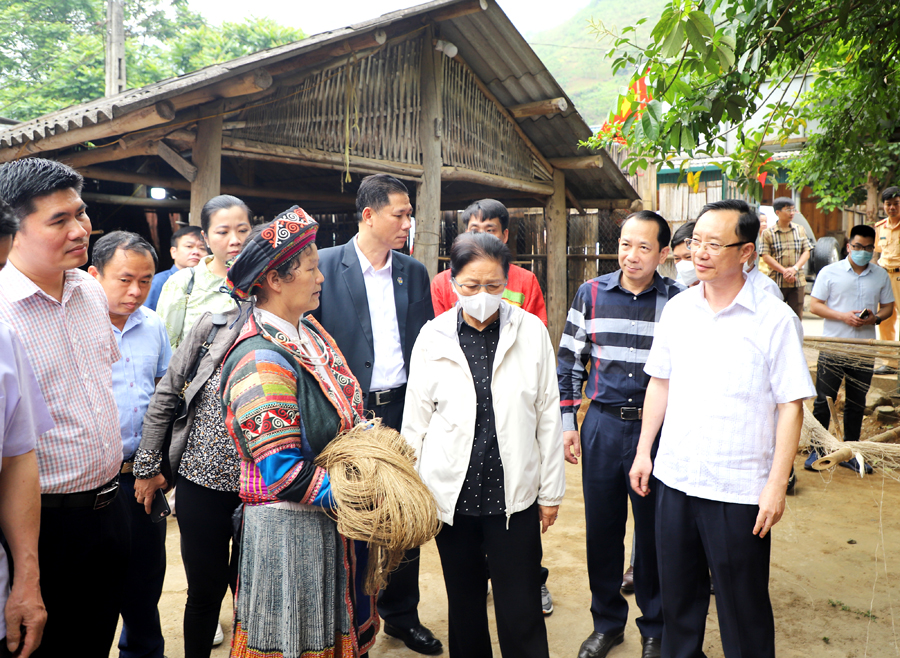 Phó Chủ tịch nước CHDCND Lào Pany Yathotu cùng các đồng chí lãnh đạo tỉnh thăm HXT dệt lanh Lùng Tám.