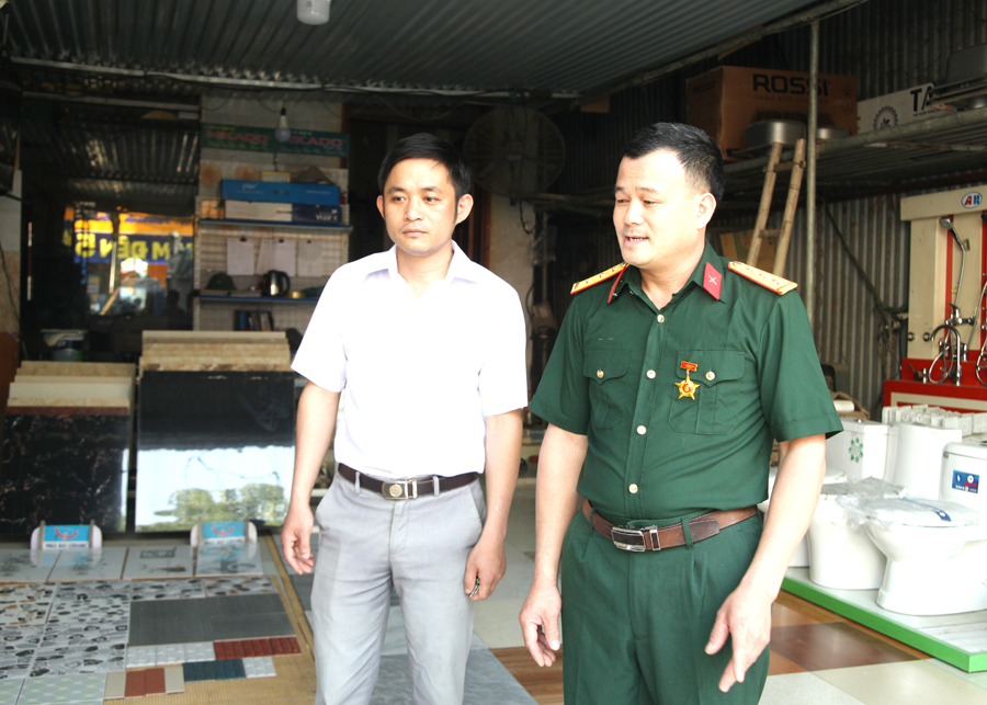 Cựu chiến binh Nguyễn Đức Nhạn, tổ 2, thị trấn Yên Minh có thu nhập cao từ kinh doanh tổng hợp.
