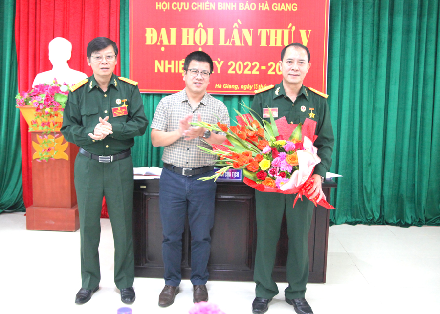 Lãnh đạo Báo Hà Giang tặng hoa chúc mừng Chủ tịch, Phó Chủ tịch Hội khóa mới.
