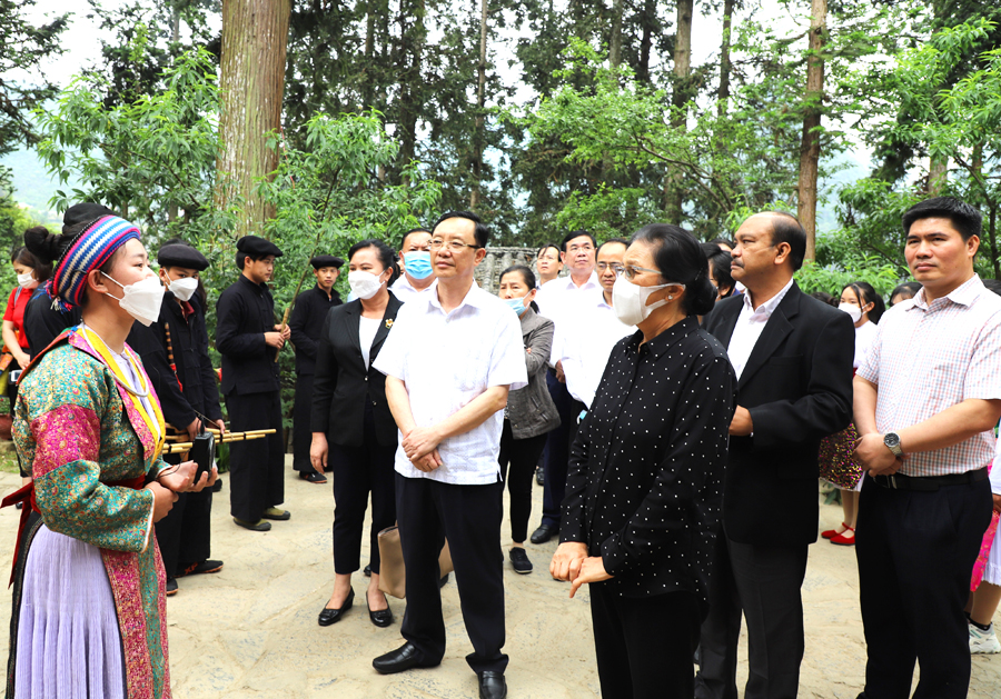 Đồng chí Pany Yathotu, Phó Chủ tịch nước cùng Đoàn đại biểu cấp cao nước CHDCND Lào và các đồng chí lãnh đạo tỉnh thăm quan tại khu Nhà Vương.