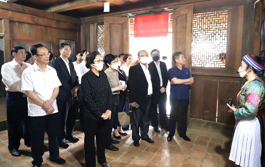 Đoàn đại biểu cấp cao nước CHDCND Lào và các đồng chí lãnh đạo tỉnh nghe giới thiệu khái quát về Dinh thự họ Vương.