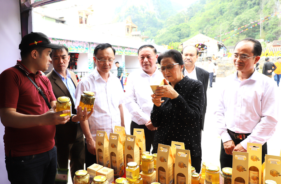 Đoàn đại biểu cấp cao nước CHDCND Lào và các đồng chí lãnh đạo tỉnh thăm quan các sản phẩm trưng bày tại Lễ hội khèn Mông tại Phố cổ, huyện Đồng Văn.