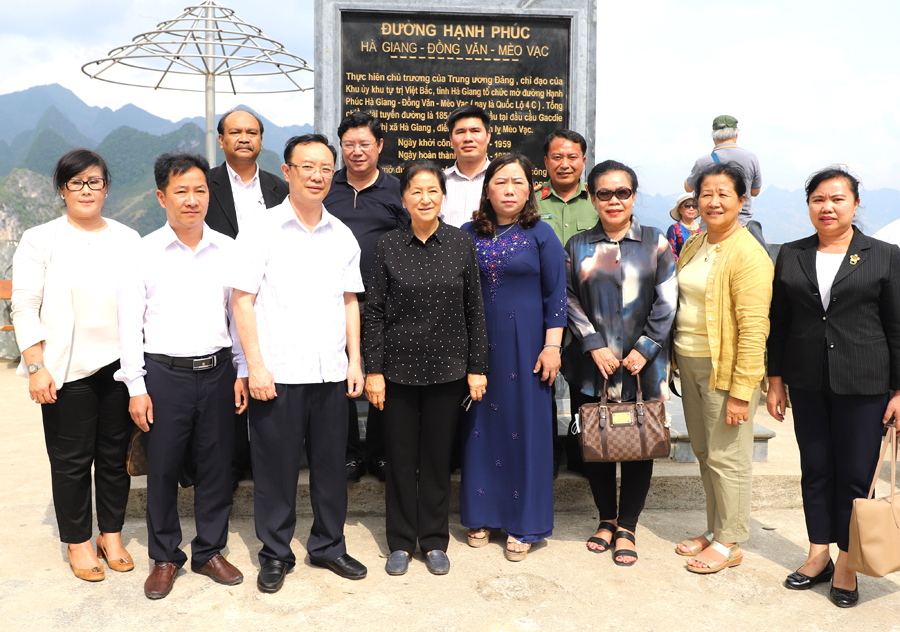 Các đồng chí lãnh đạo tỉnh, huyện Mèo Vạc chụp ảnh lưu niệm với đoàn đại biểu cấp cao nước CHDCND Lào.