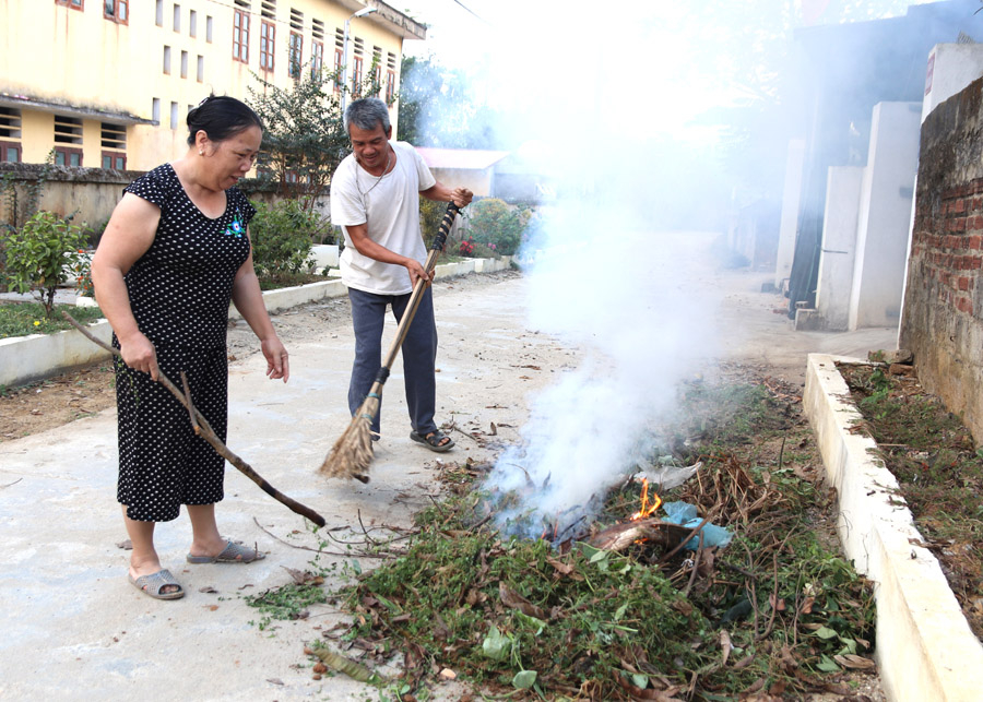 Người dân thôn An Tiến, xã Hùng An thường xuyên dọn dẹp vệ sinh, góp phần xây dựng tuyến đường “Sáng, xanh, sạch, đẹp”.
