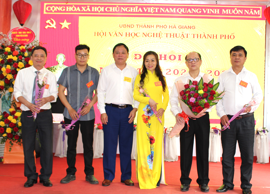 Ban chấp hành Hội VHNT thành phố Hà Giang nhiệm kỳ 2021 – 2026 ra mắt Đại hội.
