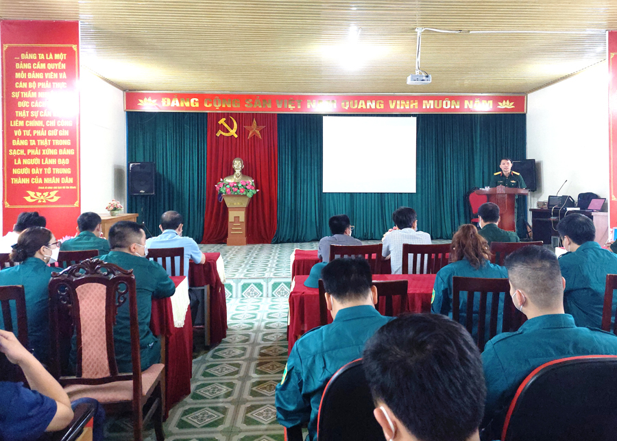 Thủ trưởng Ban CHQS thành phố Hà Giang phát biểu khai mạc đợt huấn luyện.
