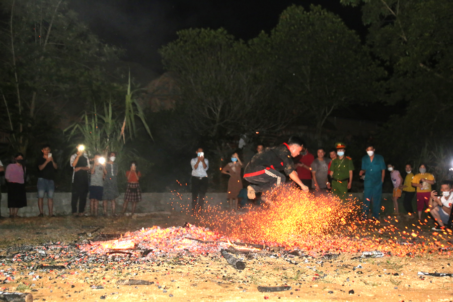 Tiết mục nhảy lửa do các nghệ nhân dân gian dân tộc Pà Thẻn đến từ huyện Quang Bình biểu diễn.
