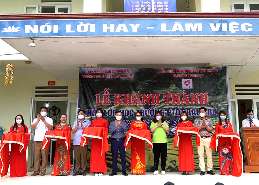 Lãnh đạo huyện Hoàng Su Phì và đại diện nhóm thiện nguyện cắt băng khánh thành công trình. Ảnh: C.T.V