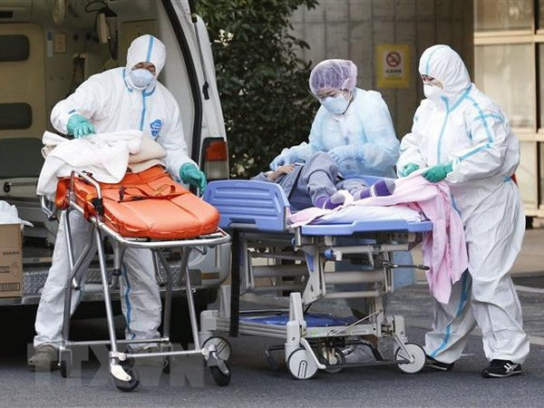 Nhân viên y tế tiêm chuyển bệnh nhân COVID-19 tới bệnh viện ở Tokyo, Nhật Bản ngày 1/2/2022. 
