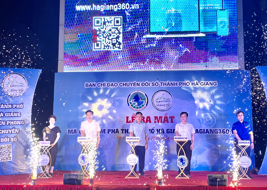 Các đại biểu nhấn nút ra mắt mã QR khám phá thành phố Hà Giang – hagiang360.vn.
