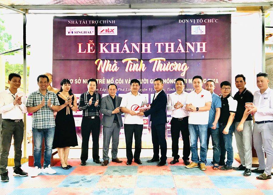Chủ nhiệm UBKT Tỉnh ủy Trần Quang Minh, lãnh đạo huyện Vị Xuyên và các nhà tài trợ trợ trao chìa khóa cho Cơ sở Bảo trợ Dương Hiển.